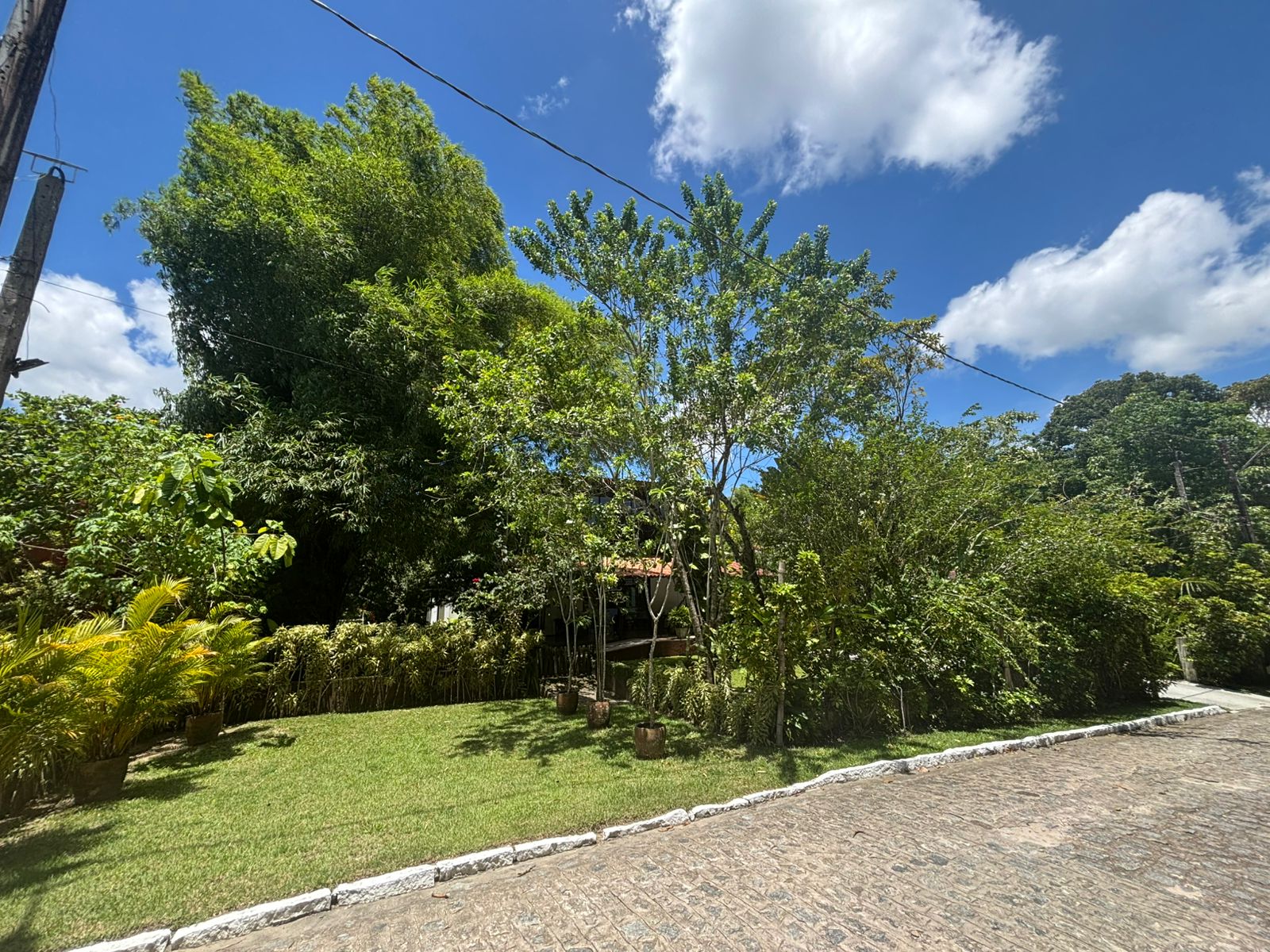 Moradia de alto padrão com traços tailandeses em Aldeia 10
