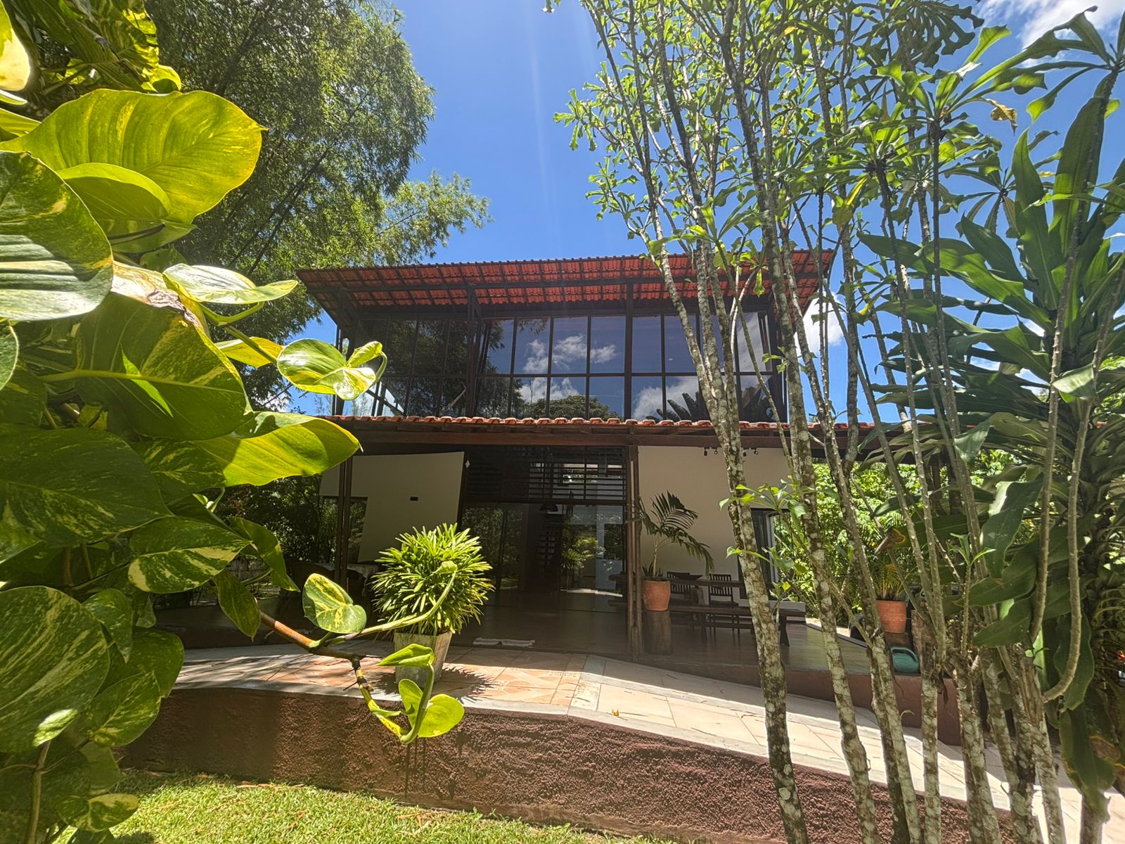 Moradia de alto padrão com traços tailandeses em Aldeia 5