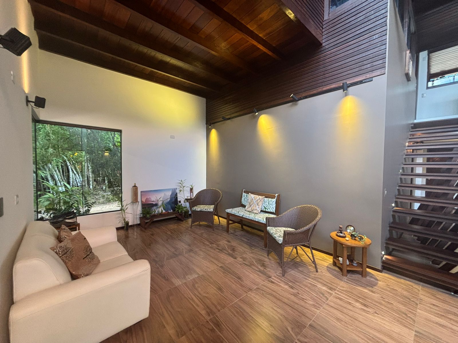 Moradia de alto padrão com traços tailandeses em Aldeia 12