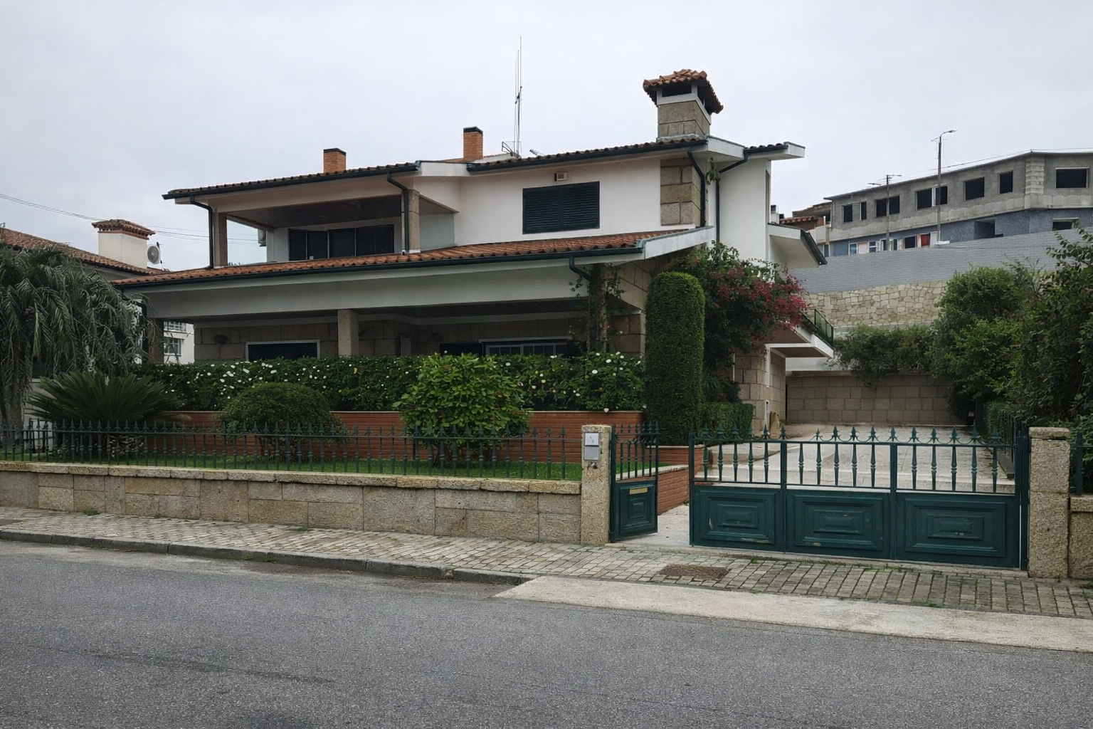 Moradia familiar com piscina em Fraião 14
